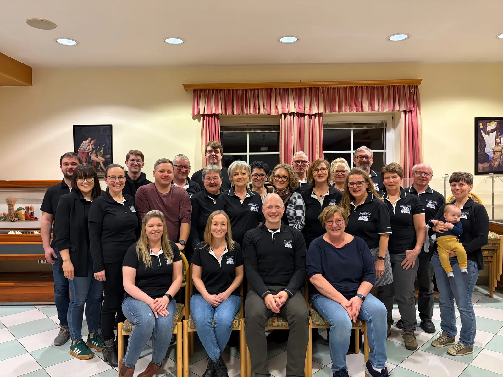 Gruppenfoto des Ensembles der Helenenbühne Sattledt